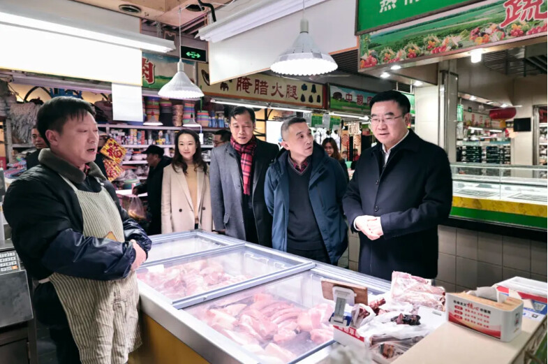 李谦来到曲阳菜市场.png