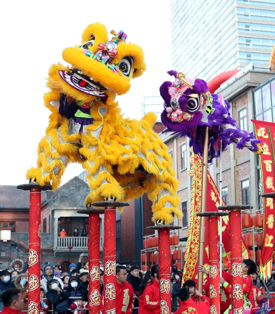 高低錯(cuò)落的梅花樁上，醒獅前后翻騰、上下跳躍，引得觀眾陣陣歡呼。.jpg