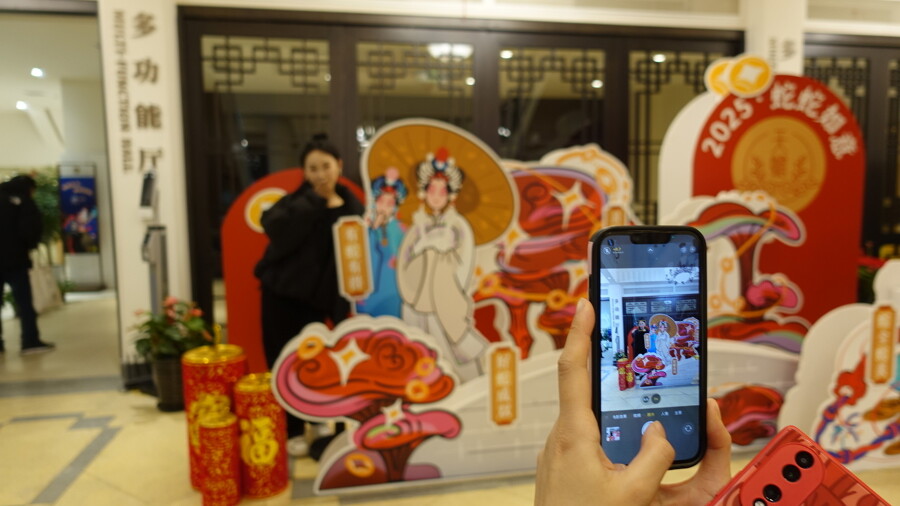 天蟾逸夫舞臺(tái)一樓的蛇年擺件、裝飾布置一新，吸引觀眾打卡。 諸葛漪 攝  .jpg