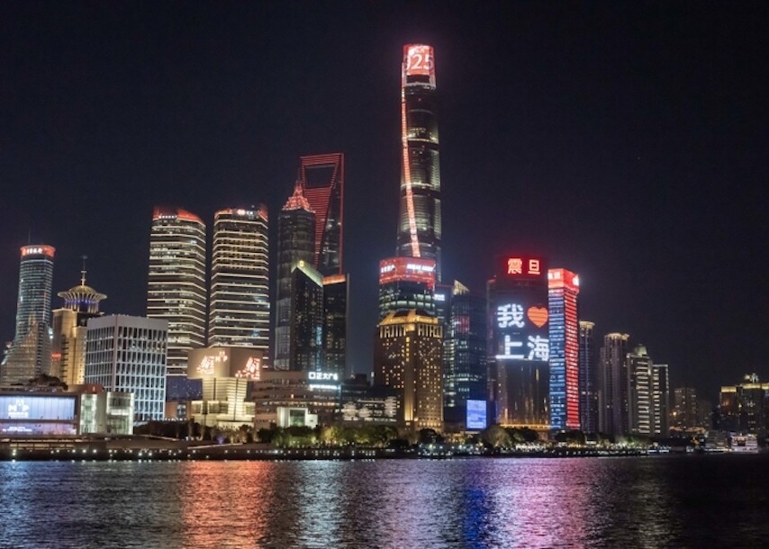 春節(jié)期間，上海中心大廈塔冠呈現(xiàn)“靈蛇獻(xiàn)瑞”的光影效果。記者 孟雨涵 攝.jpeg