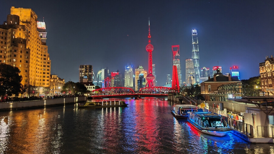 蘇州河畔的外灘源碼頭燈火璀璨。李寶花 攝.jpg