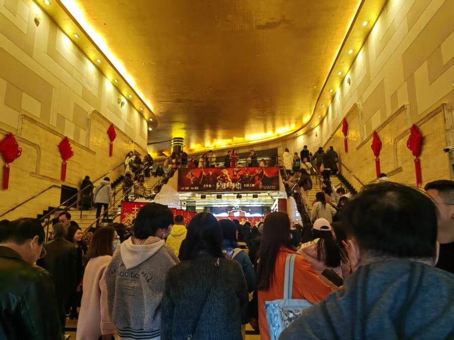 春節(jié)假期，不少市民游客來到大光明電影院觀影。 鐘菡 攝.jpg