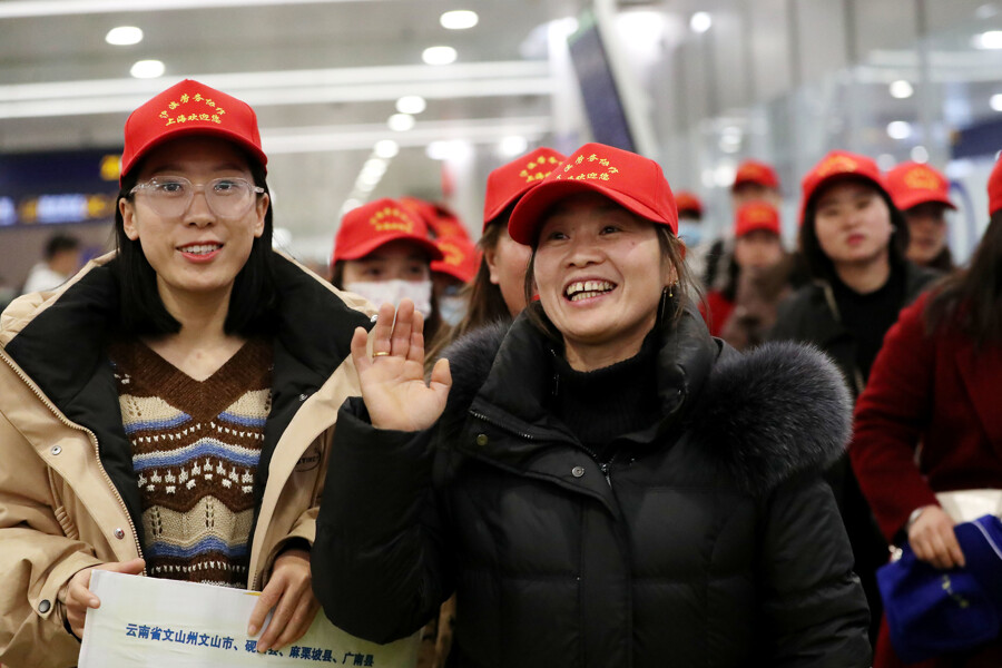 昨天，100名云南來(lái)滬務(wù)工勞動(dòng)者順利抵達(dá)浦東國(guó)際機(jī)場(chǎng)。記者 蔣迪雯 攝  .jpg