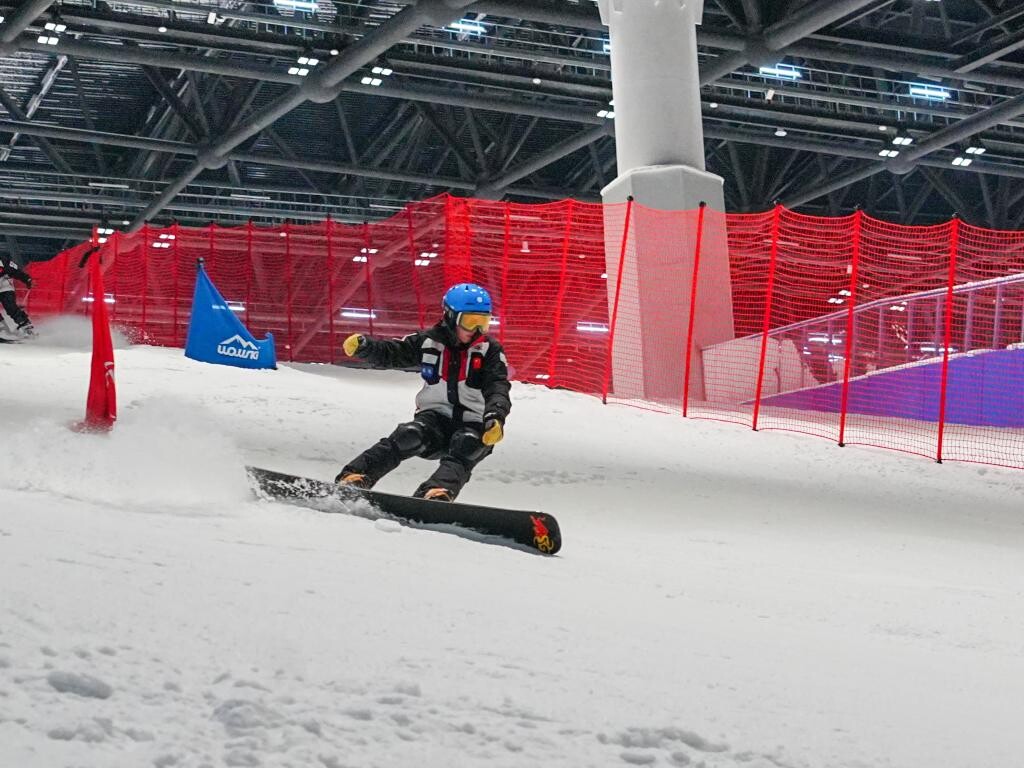 一名游客在上海耀雪冰雪世界雪道上训练。新华社发（耀雪冰雪世界供图）.jpg