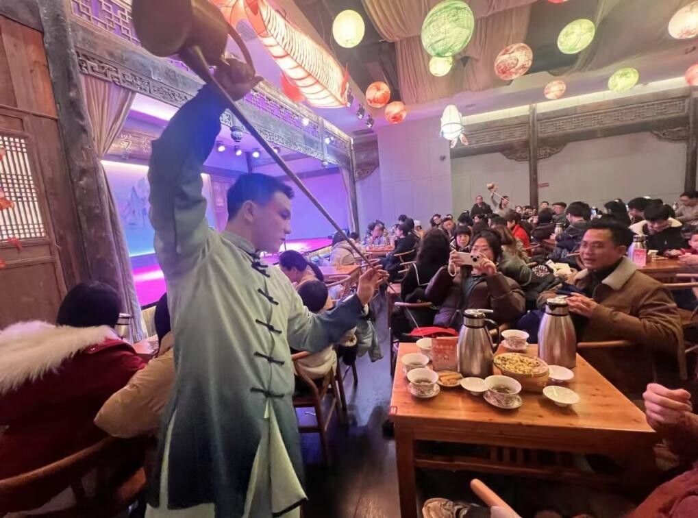 1月31日，游客在四川成都的茶館體驗(yàn)蓋碗茶表演互動(dòng)。新華社發(fā).jpeg