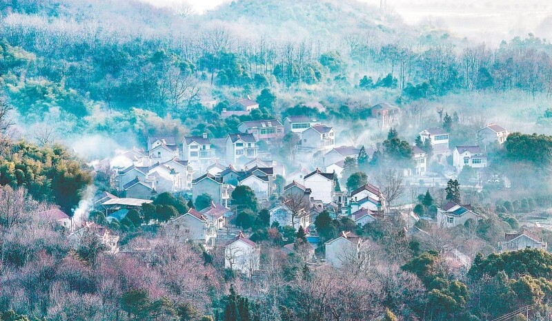 2月5日，銅陵市義安區(qū)鐘鳴鎮(zhèn)，村莊、山巒、炊煙、田園與晨霧交相輝映，構(gòu)成一幅美麗的水墨畫(huà)卷。.jpg