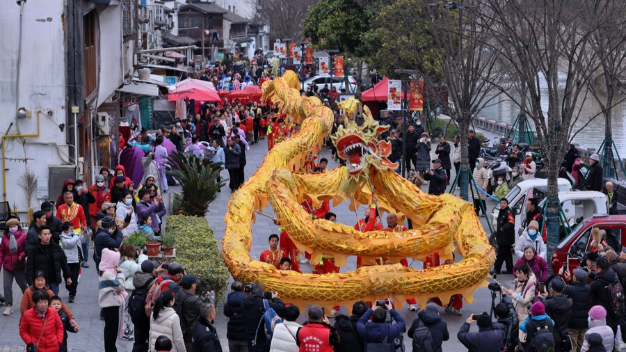 昨天，三林老街鑼鼓喧天，百米巨龍翻騰游走，市民在觀看舞龍表演。記者 賴(lài)鑫琳 攝.jpg
