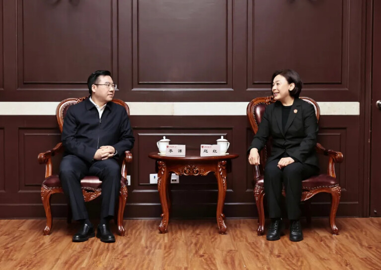 區(qū)委書記李謙走訪調(diào)研上海金融法院，與上海金融法院黨組書記、院長趙紅就深化金融法治合作，推動區(qū)域經(jīng)濟(jì)高質(zhì)量發(fā)展進(jìn)行深入交流.png