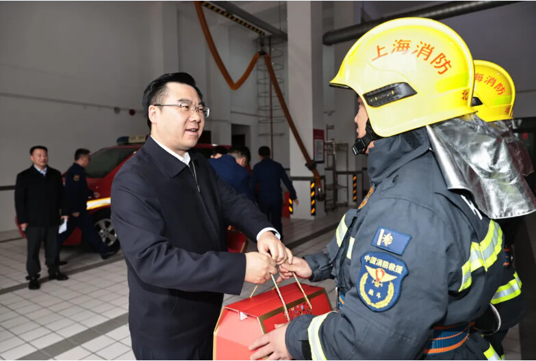 虹口区领导 调研区消防救援支队.png