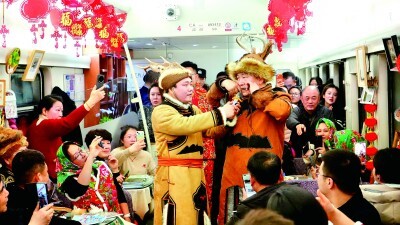 在K7041次列车上，鄂伦春族非遗代表性传承人在演奏口弦琴。徐率摄:光明图片.jpg