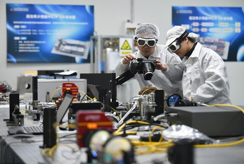 2024年3月11日，科研人员在中国科学院西安光学精密机械研究所阿秒科学与技术研究中心做实验。新华社记者 张博文 摄.jpg