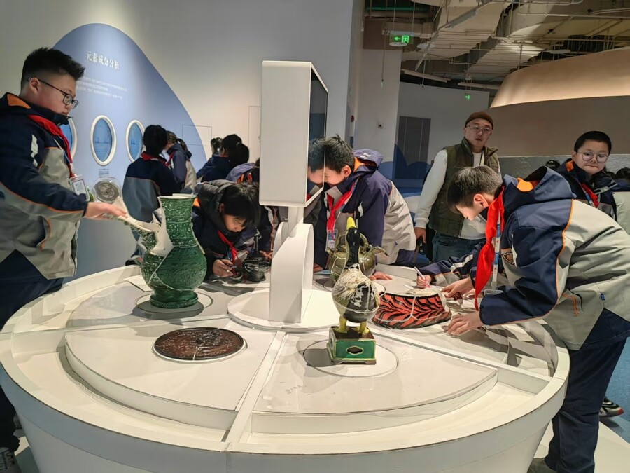 同濟(jì)大學(xué)附屬澄衷中學(xué)學(xué)生在博物館里探索體驗。鐘菡 攝.jpg