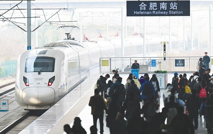 旅客在合肥南站候车。 新华社记者 周牧 摄