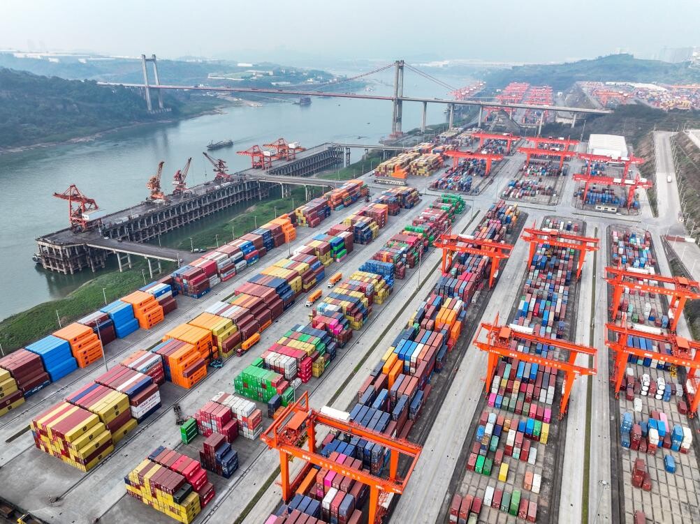 這是2月25日拍攝的重慶兩江新區(qū)果園港（無人機(jī)照片）。2025年開年以來，重慶兩江新區(qū)果園港延續(xù)繁忙態(tài)勢。截至2月25日，重慶果園港集裝箱吞吐量達(dá)116340標(biāo)箱，實(shí)現(xiàn)新年“開門紅”。.jpg