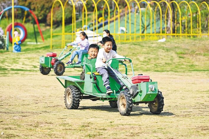 4月5日，游客正在廬陽區(qū)三十崗鄉(xiāng)瓜牛公園游玩。通訊員 趙明 攝