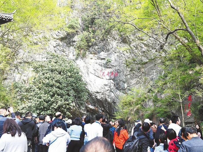 4月5日上午，巢湖市銀屏山景區(qū)內(nèi)游人如織，熱鬧非凡。合肥在線-合新聞?dòng)浾?馬豐成 攝