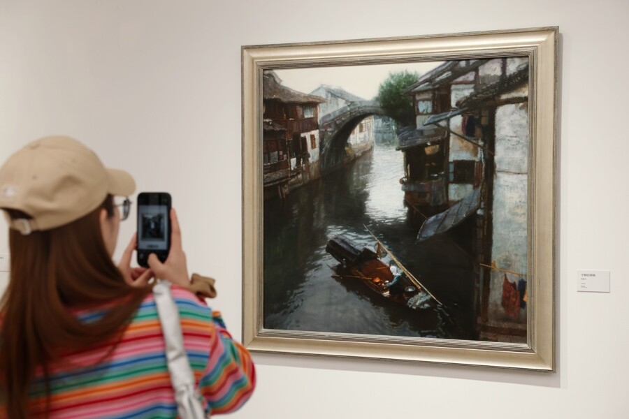 一名觀眾在拍攝陳逸飛的油畫(huà)作品《寧?kù)o的傍晚》。記者 賴(lài)鑫琳 攝.jpg