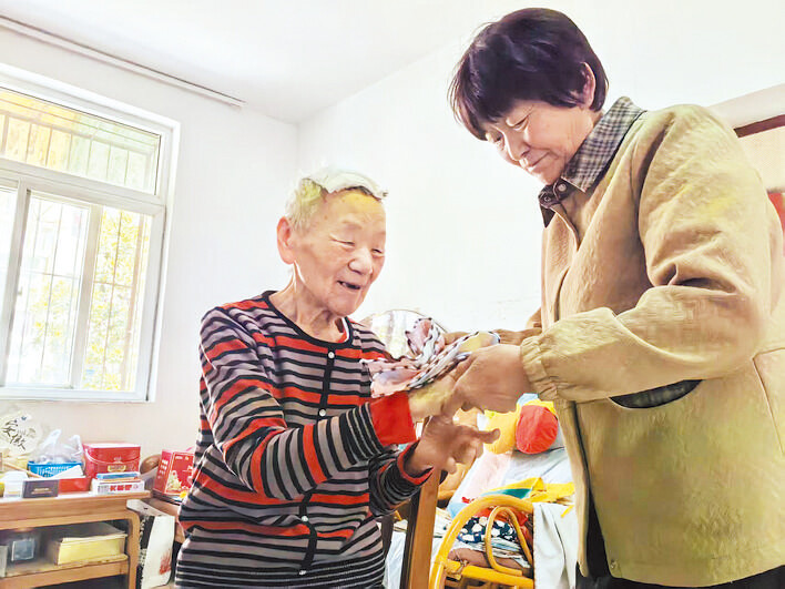 張金榮（右）悉心照顧著胡蓉勉。