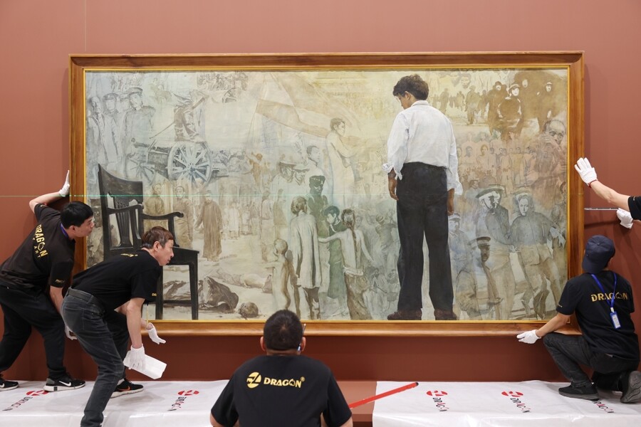昨天，浦东美术馆工作人员正在布置陈逸飞油画作品《踱步》.jpg