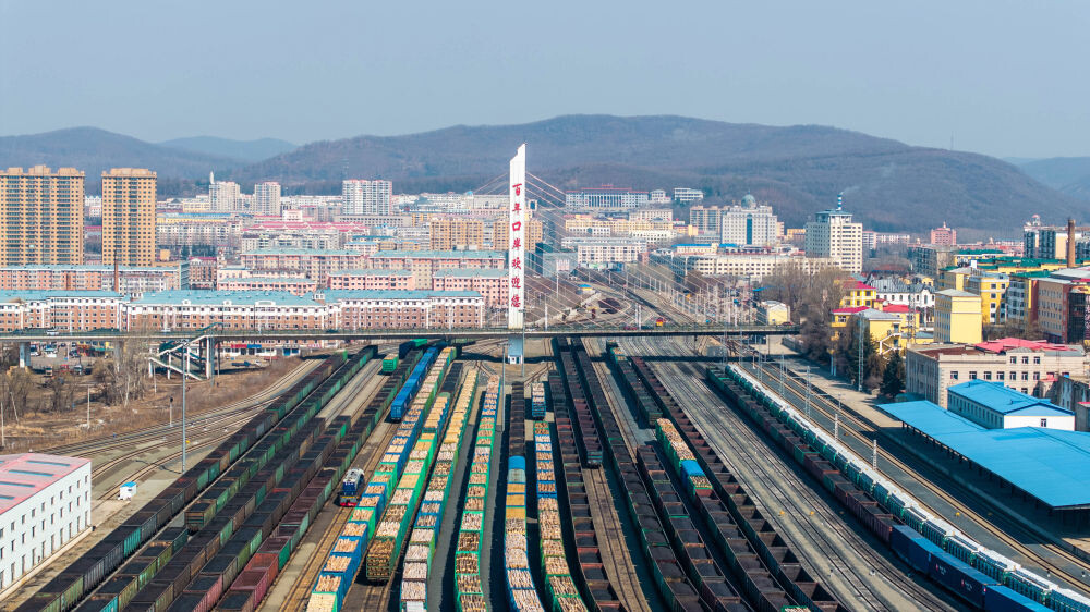2025年4月10日，貨物列車?？吭谥袊F路哈爾濱局集團有限公司綏芬河站南場等待解體換裝（無人機照片）。4月9日18時起，全國鐵路實行新的貨物列車運行圖。新華社發(fā)（曲藝偉 攝）.jpg