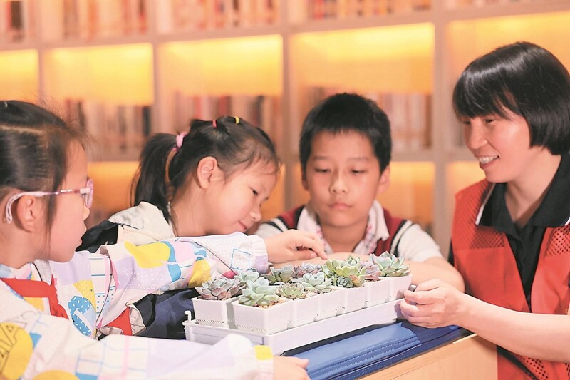 5月8日，在濱湖世紀社區(qū)昌貴居委會南書房，“共享媽媽”帶領孩子進行微景觀科普課堂探索。.jpg