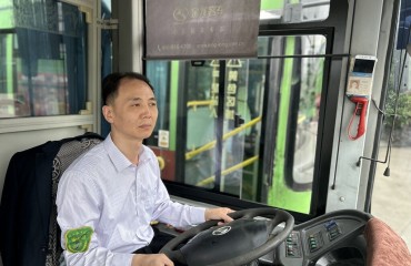 公交駕駛員“偶遇”起火  兩次沖鋒撲滅火情獲點(diǎn)贊