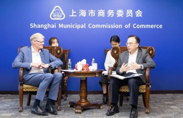 上海市商務(wù)委主任朱民會見阿克蘇諾貝爾首席財務(wù)官孟廷一行