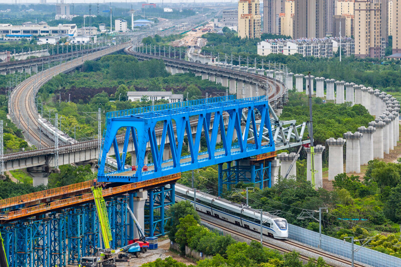圖為新建滬寧合高鐵鋼桁梁跨越滬蓉鐵路.jpg