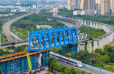 新建上海至南京至合肥高鐵 千噸鋼桁梁跨越滬蓉鐵路