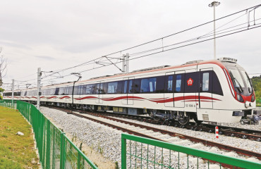 寧馬城際鐵路電客車(chē)首次帶電“熱滑”