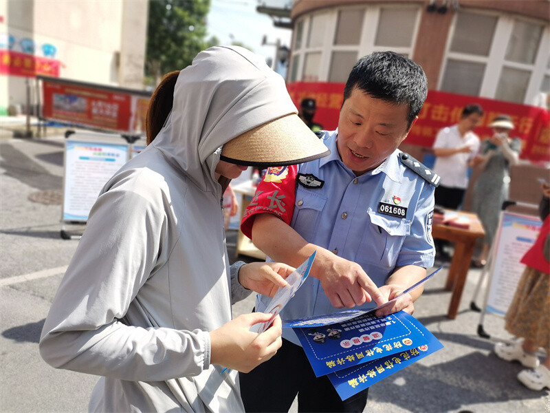 2民警趙曉勇正在做平安宣傳