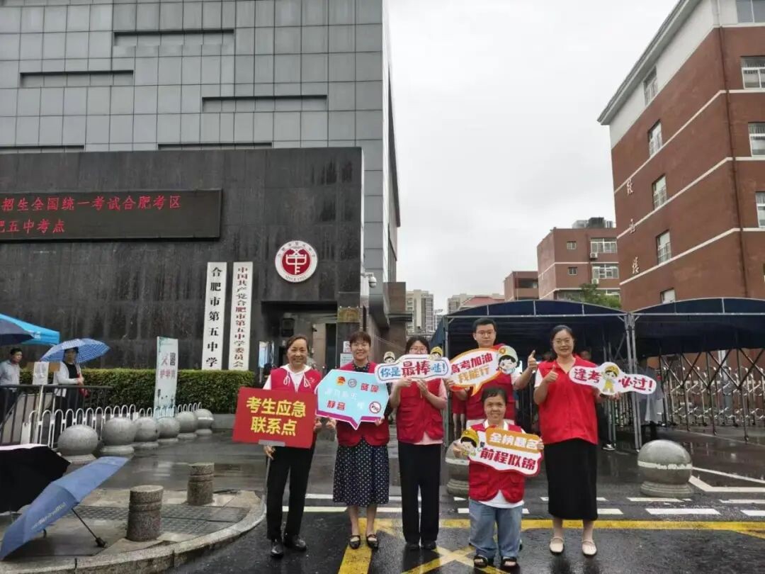 合肥道德模范、身邊好人等先進(jìn)典型投身志愿服務(wù)。合肥市委宣傳部供圖