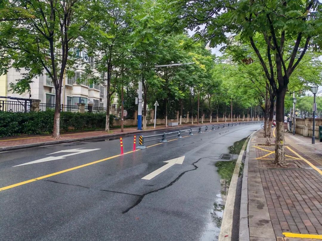 文殊路設(shè)置407米道路中央隔離護(hù)欄。合肥經(jīng)開(kāi)區(qū)供圖