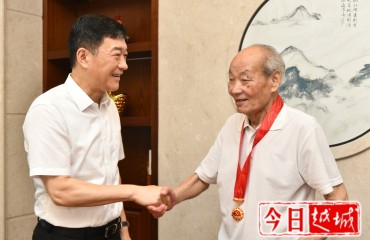 區(qū)領(lǐng)導(dǎo)開(kāi)展“七一”走訪(fǎng)慰問(wèn)活動(dòng)