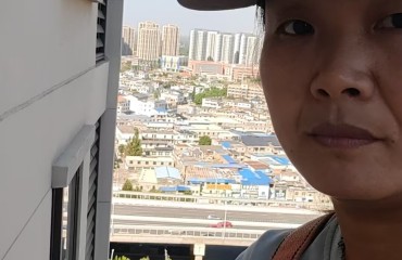 41歲“女蜘蛛人”高溫下勇闖高空
