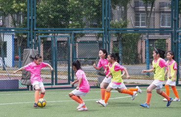 綠茵場(chǎng)上的“足球夢(mèng)” 通州區(qū)興東小學(xué)“追風(fēng)女孩”勇闖市級(jí)聯(lián)賽