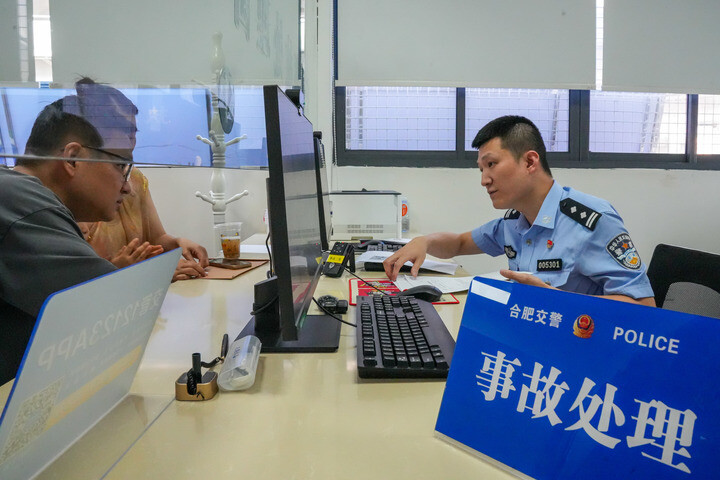 合肥市公安局交警支隊(duì)公巡一大隊(duì)二中隊(duì)事故處理民警張點(diǎn)點(diǎn)正在處理交通事故。