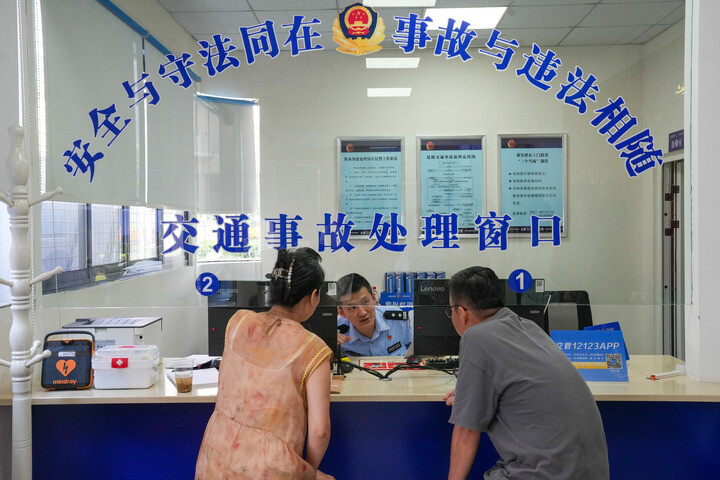 合肥市公安局交通警察支隊(duì)公巡一大隊(duì)二中隊(duì)行政便民服務(wù)點(diǎn)設(shè)立了交通事故處理窗口，方便市民“一站式”處理交通事故。