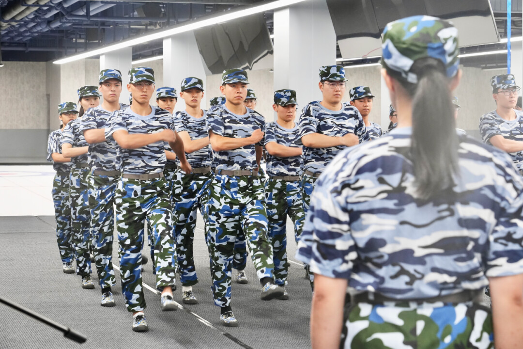 上海市冰壺隊(duì)軍訓(xùn)展示.png