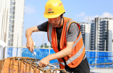 烈日钢筋间，建设者为运河新城民生工程“加速奔跑”