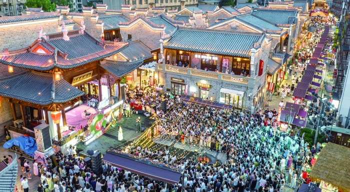 7月25日，游客在湖北省襄陽古城管家巷文化休閑街區(qū)觀看星光音樂會。 新華社圖.jpg