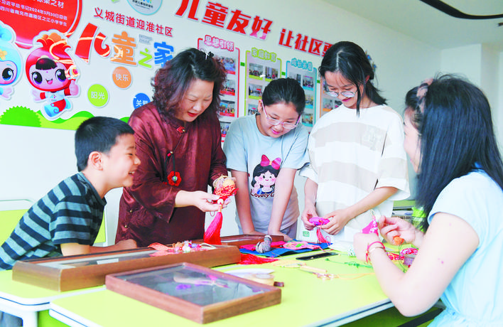 在包河區(qū)義城街道迎淮社區(qū)，居民們?cè)趯W(xué)習(xí)廬州繩記技藝。
