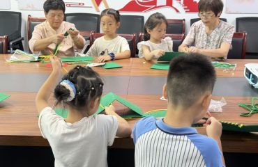 巧手匠心慶“八一” 紅色基因代代傳