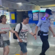 合肥一名輔警地鐵站內(nèi)護(hù)送兩名視障乘客至目的地，暖心一幕打動眾多網(wǎng)友