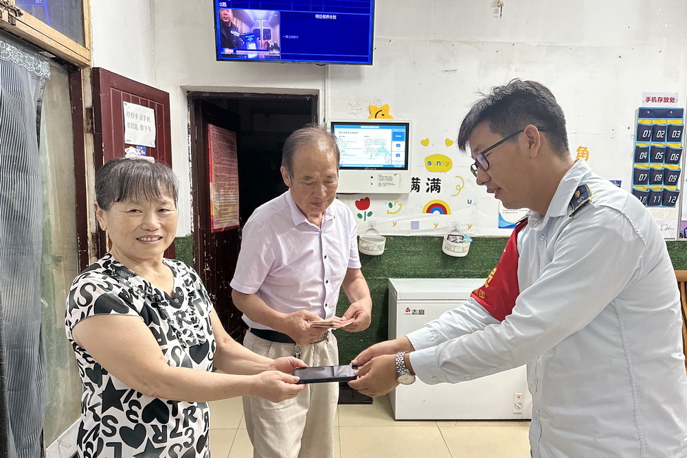 1、8月12日晚間 ，合肥公交集團(tuán)511路公交駕駛員朱楊將車廂里撿到的5000元現(xiàn)金、手機(jī)等物品交給失主。