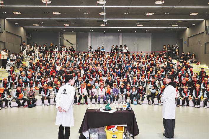 合肥市科技館定期開(kāi)展科普劇場(chǎng)活動(dòng)。