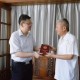 青浦區(qū)領(lǐng)導(dǎo)看望慰問抗戰(zhàn)老戰(zhàn)士、老同志，為他們佩戴“中國人民抗日戰(zhàn)爭勝利80周年”紀(jì)念章