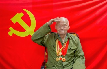 抗戰(zhàn)老戰(zhàn)士章觀有：彈痕是永不褪色的勛章