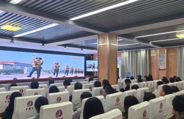 豐縣各界干部群眾收看閱兵盛況