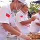 “蘇C”美食驚艷金陵！豐縣反手燒餅“C型長隊(duì)”引爆南京美食圈